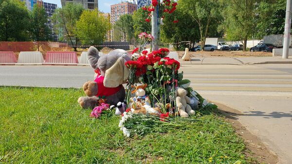 Цветы в память о погибших детях на месте ДТП на пешеходном переходе на улице Авиаторов в Москве
