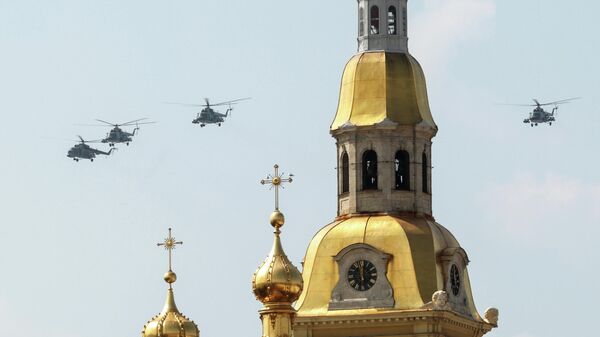 Вертолеты Ми-8 на репетиции воздушной части парада в честь Дня ВМФ в Санкт-Петербурге