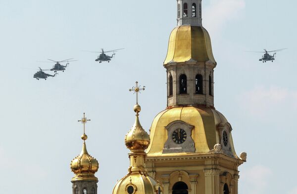 Вертолеты Ми-8 на репетиции воздушной части парада в честь Дня ВМФ в Санкт-Петербурге