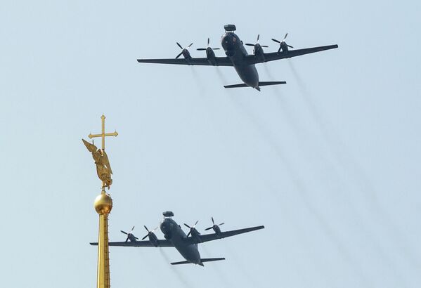 Стратегические бомбардировщики-ракетоносцы Ту-95МС на репетиции воздушной части парада в честь Дня ВМФ в Санкт-Петербурге
