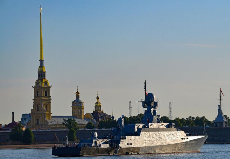 Малый ракетный корабль Град Свияжск на репетиции прохождения кораблей ко Дню ВМФ в Cанкт-Петербурге.