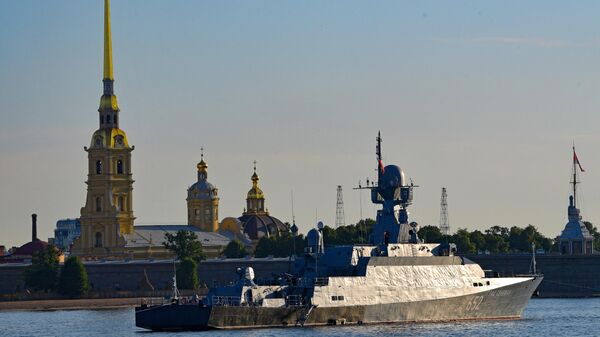 Малый ракетный корабль Град Свияжск на репетиции прохождения кораблей ко Дню ВМФ в Cанкт-Петербурге.