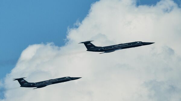 Самолёты Ту-134УБЛ Черная жемчужина на репетиции воздушной части парада в честь Дня ВМФ в Санкт-Петербурге