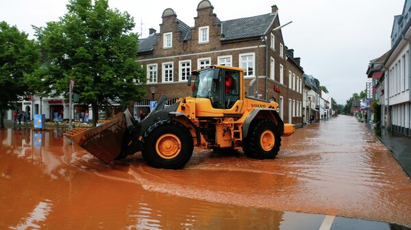 Улицы затоплены после проливных дождей в Эрфтштадте, Германия