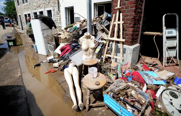 Поврежденные вещи после наводнения в Пепинстере, Бельгия