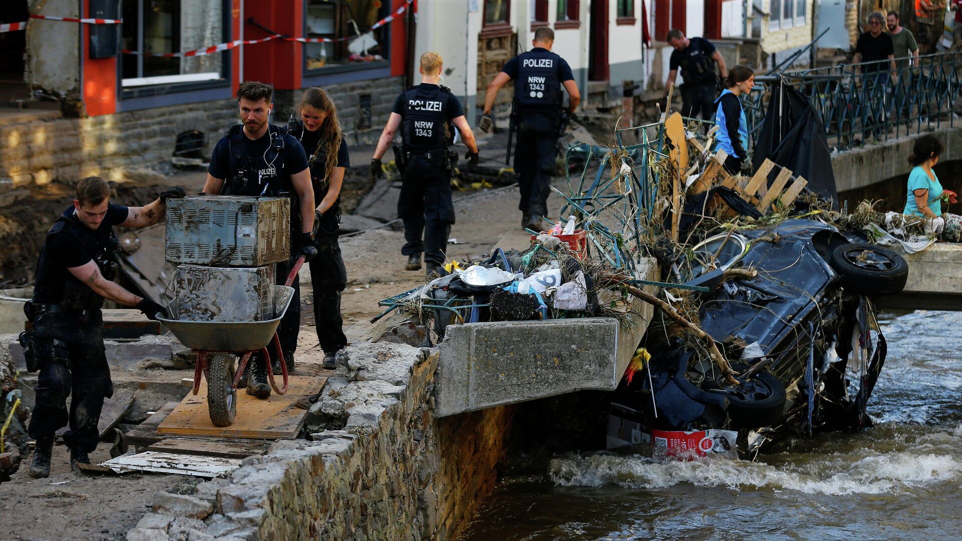 Полицейские и волонтеры убирают завалы в районе, пострадавшем от наводнения в Бад-Мюнстерайфеле, Германия - РИА Новости, 1920, 19.07.2021