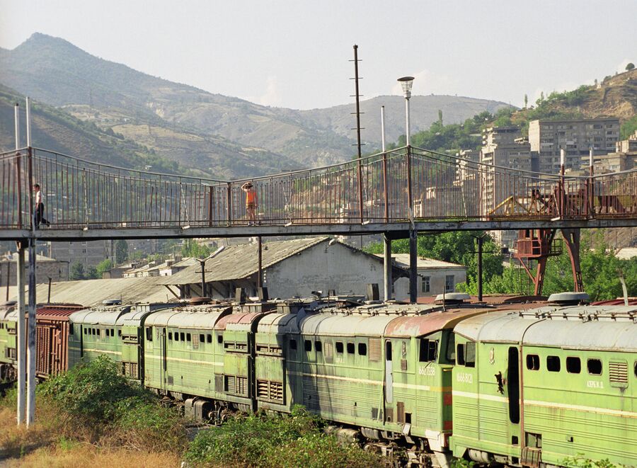 Недействующий с 1990 года железнодорожный вокзал города Капана в Армении. 1997 год