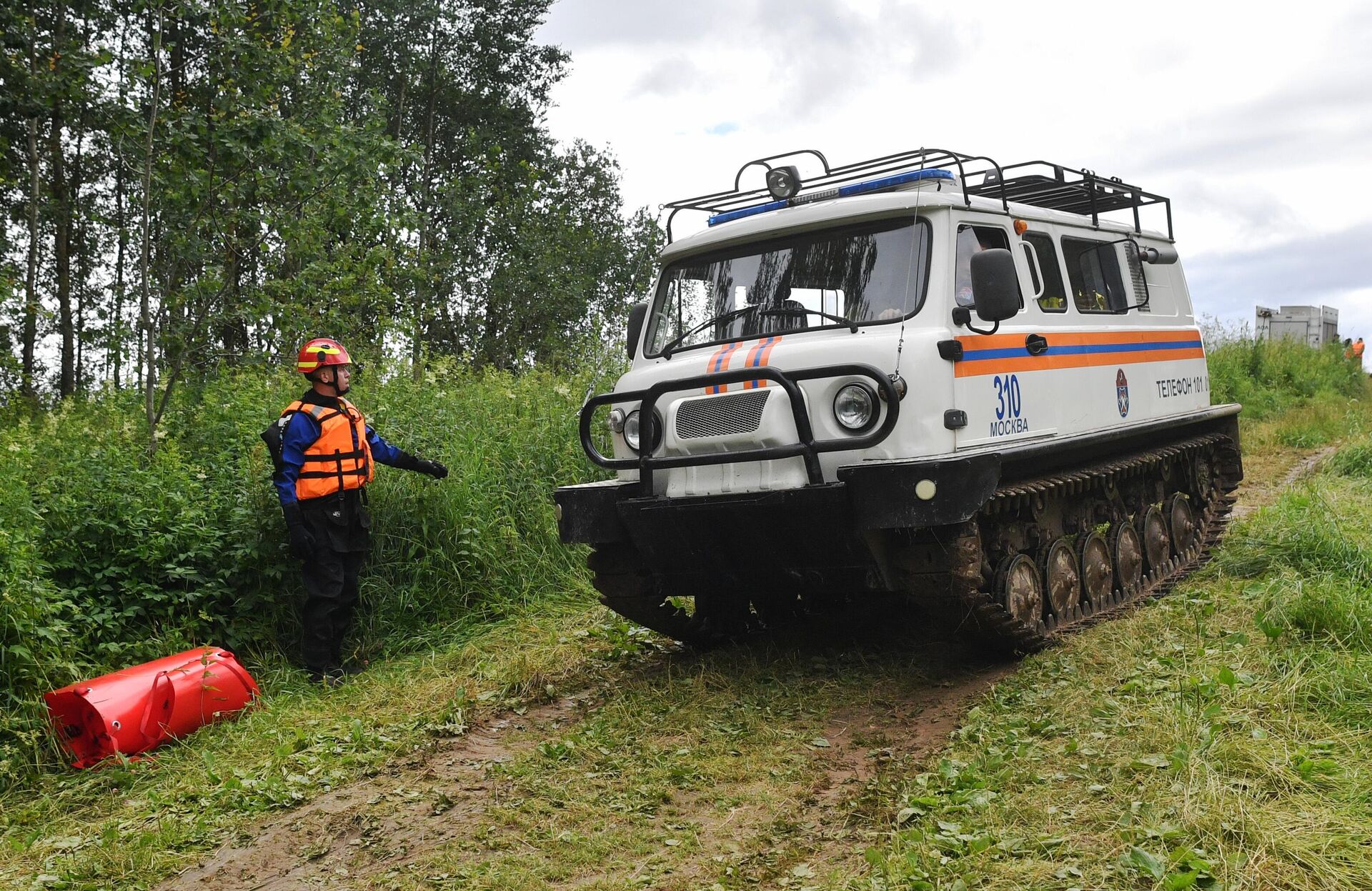 Вездеход аварийно-спасательной службы во время тренировки с целью отработки приёмов и способов поисково-спасательных работ в условиях природной среды в Московской области - РИА Новости, 1920, 19.07.2021