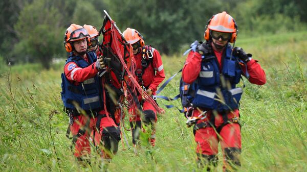 Сотрудники аварийно-спасательной службы во время тренировки с целью отработки приёмов и способов поисково-спасательных работ в условиях природной среды в Московской области