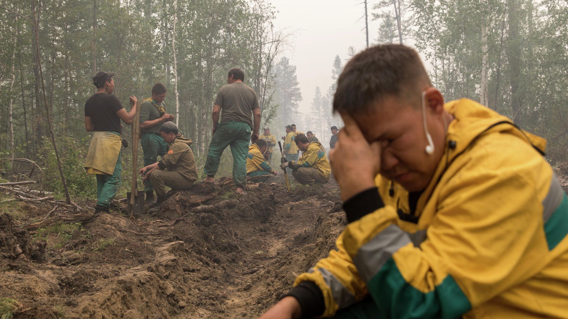 Люди копают траншеи во время тушения лесных пожаров в Якутии - РИА Новости, 1920, 21.07.2021