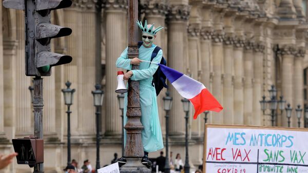 Участники акции протеста против санитарных пропусков в Париже
