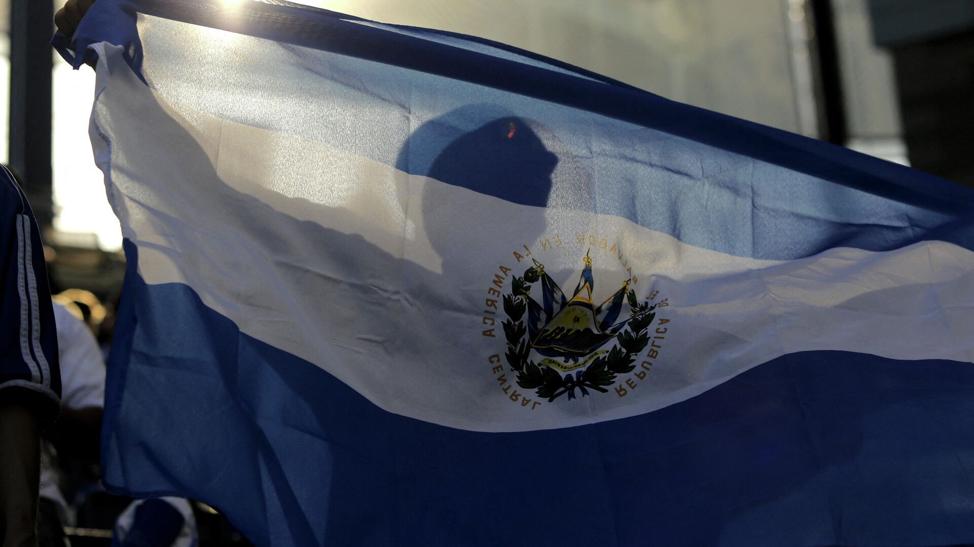 Мужчина с флагом Сальвадора - РИА Новости, 1920, 20.07.2021