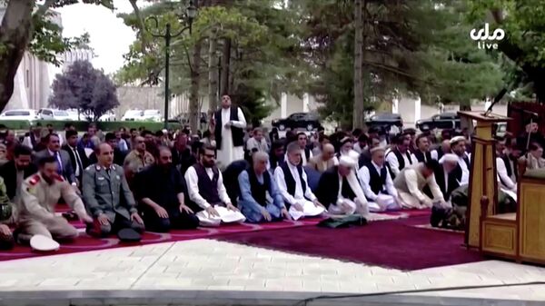 Молитва на Курбан-байрам, на которой присутствует президент Афганистана Ашраф Гани (в первом ряду), на территории дворца в Кабуле, Афганистан