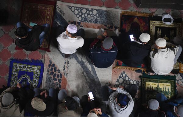 Мусульмане во время праздника Курбан-Байрам в Соборной мечети Новосибирска
