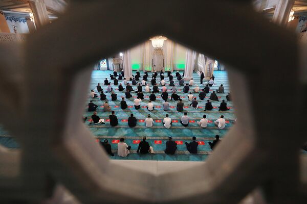 Верующие во время богослужения в честь праздника Курбан-байрам в Московской соборной мечети