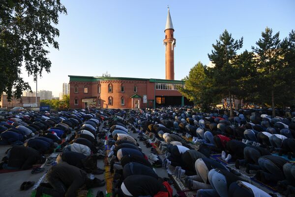 Мусульмане во время праздника Курбан-Байрам у Соборной мечети Новосибирска