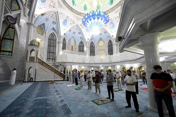 Верующие на намазе в праздник Курбан-Байрам в казанской мечети Кул-Шариф