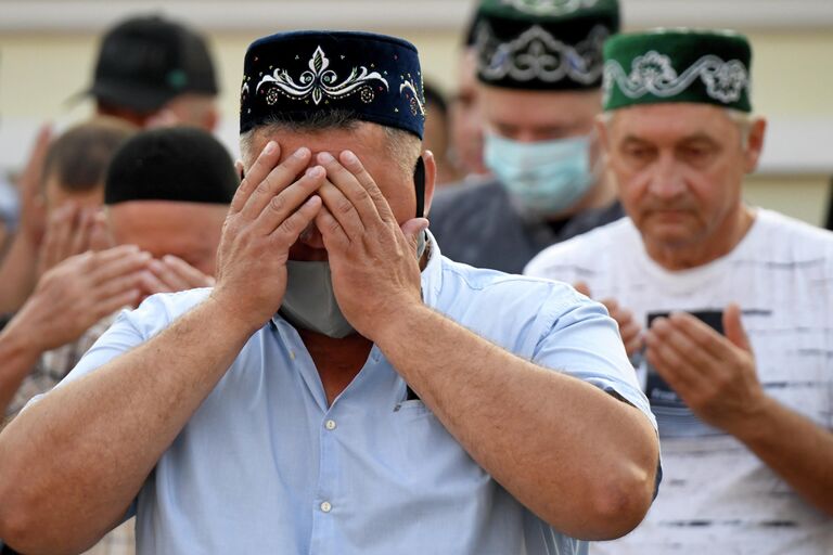 Верующие на намазе в праздник Курбан-Байрам у казанской мечети Марджани