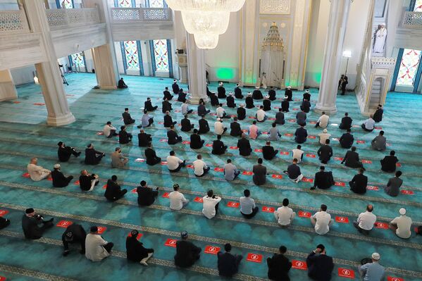 Верующие во время богослужения в честь праздника Курбан-байрам в Московской соборной мечети
