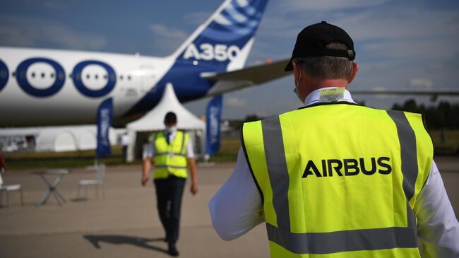 Представители авиакомпании Airbus на открытии Международного авиационно-космического салона МАКС-2021