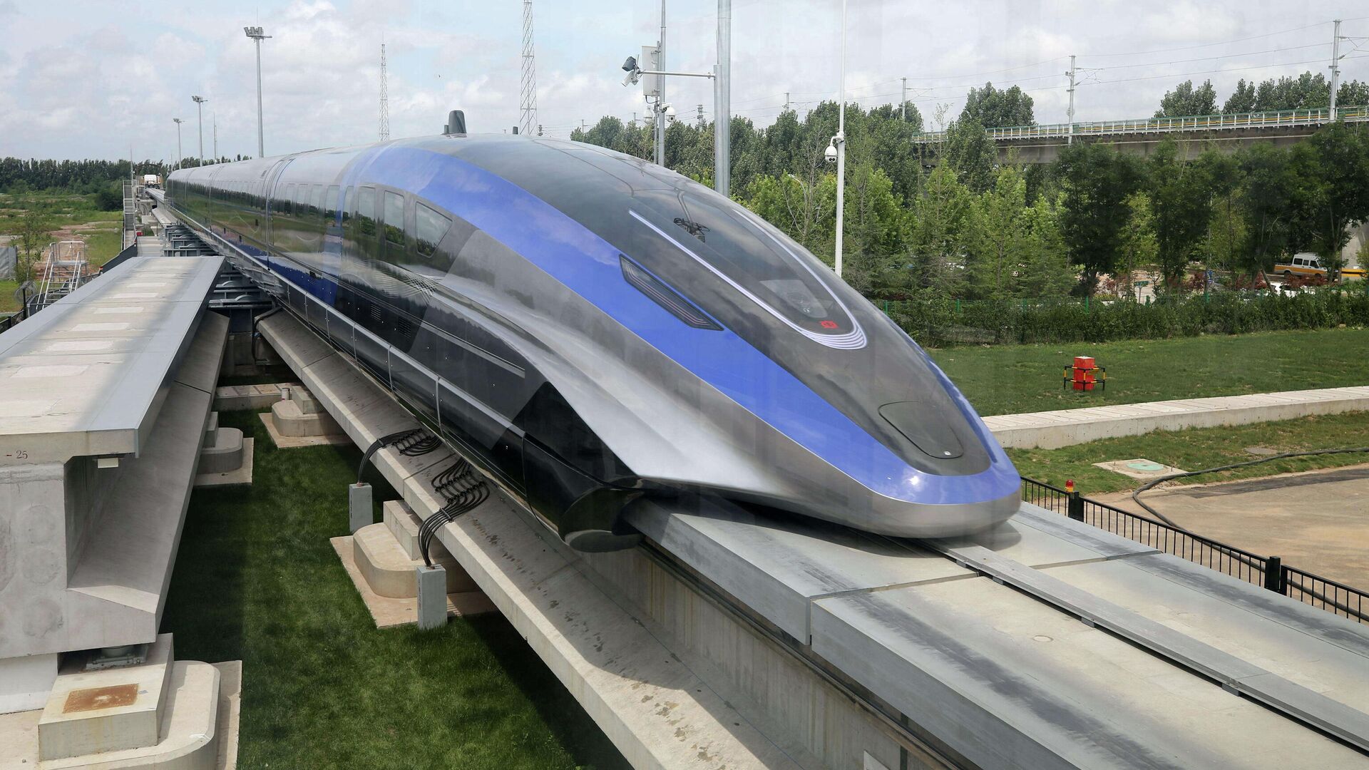 Поезд на магнитной подушке, развивающий скорость движения до 600 км/ч, в Циндао, Китай - РИА Новости, 1920, 20.07.2021