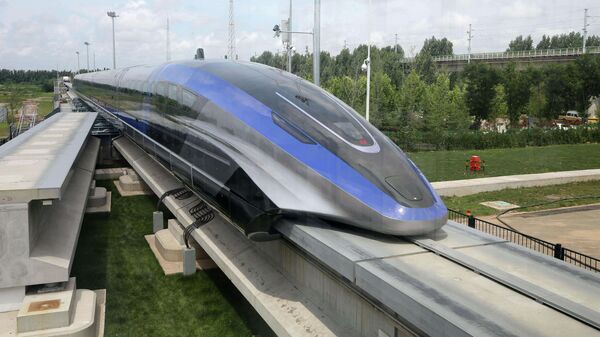 Поезд на магнитной подушке, развивающий скорость движения до 600 км/ч, в Циндао, Китай