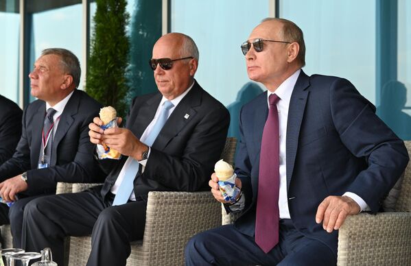 Президент РФ Владимир Путин на Международном авиационно-космическом салоне МАКС-2021