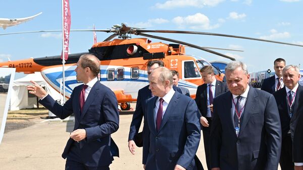Президент РФ Владимир Путин осматривает образцы новой техники на выставке Международного авиационно-космического салона МАКС-2021