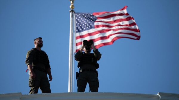 Военные с биноклем рядом с флагом США