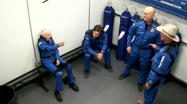 Уэлли Фанк, Оливер Дэмен, Джефф Безос и его брат Марк перед стартом стартом многоразового корабля New Shepard