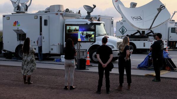 Люди смотрят трансляцию запуска многоразового космического корабля New Shepard