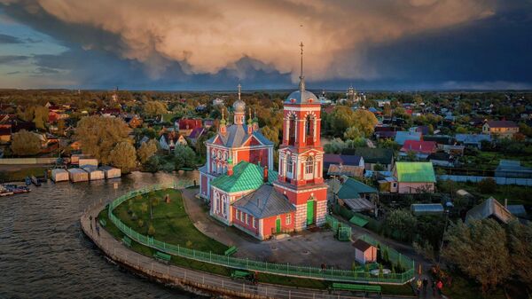 Вид на набережную и церковь Сорока мучеников в Переславле-Залесском
