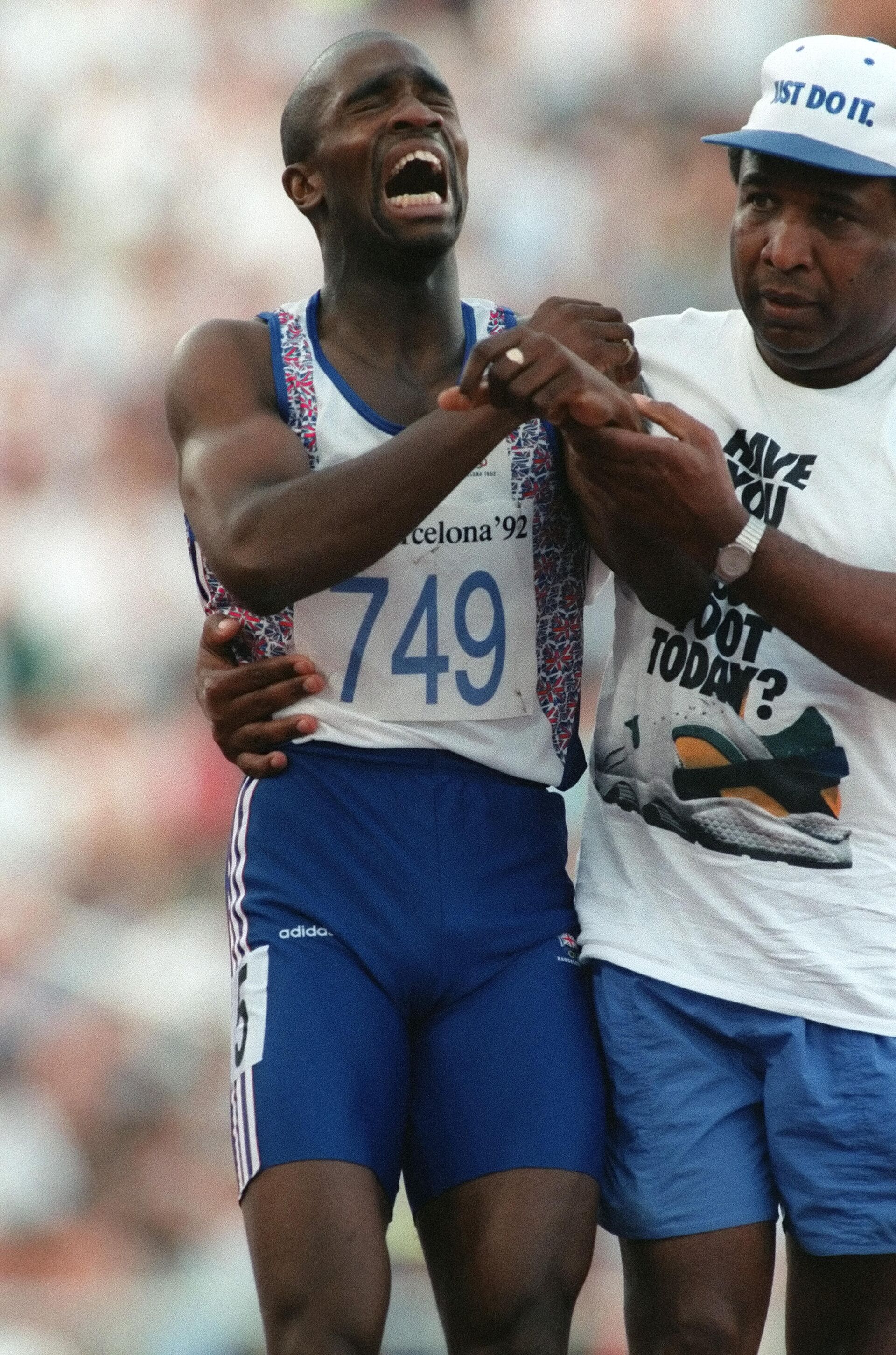 Британский спринтер Дерек Редмонд с отцом на Олимпийских играх 1992 года в Барселоне - РИА Новости, 1920, 21.07.2021