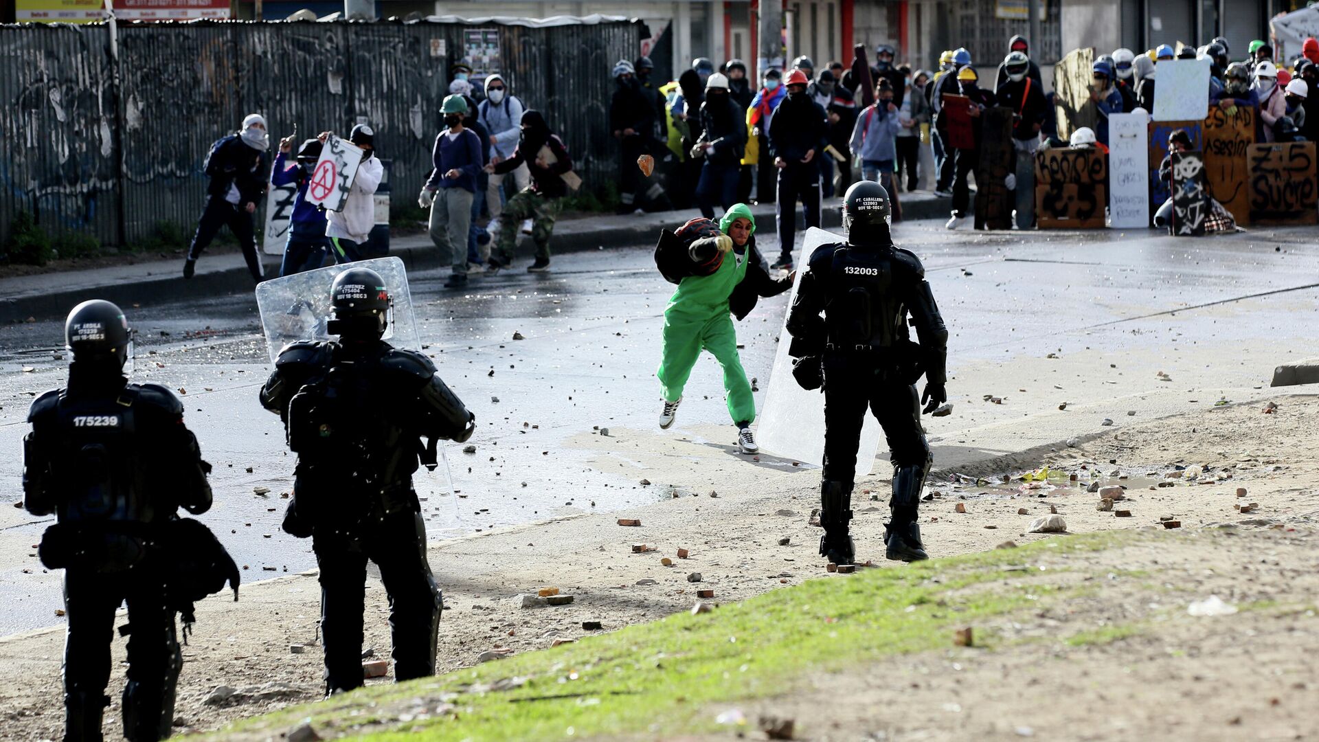 Столкновения протестующих с полицией в Боготе, Колумбия - РИА Новости, 1920, 01.08.2021