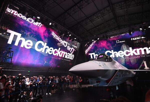 Прототип нового легкого тактического однодвигательного истребителя пятого поколения Chekmate во время презентации на Международном авиационно-космическом салоне МАКС-202