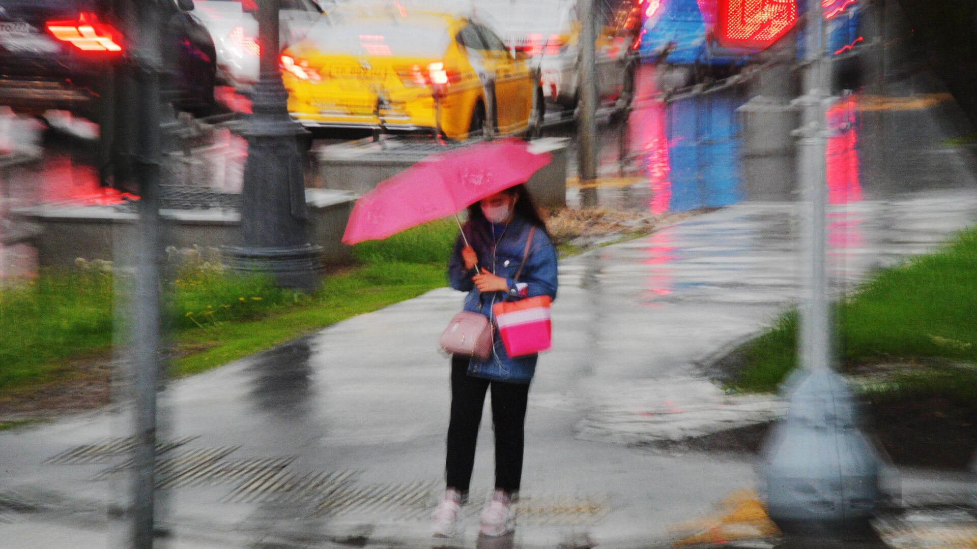 Девушка под зонтом у пешеходного перехода во время дождя - РИА Новости, 1920, 21.07.2021