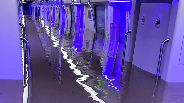 Затопленный вагон метро в Чжэнчжоу, Китай