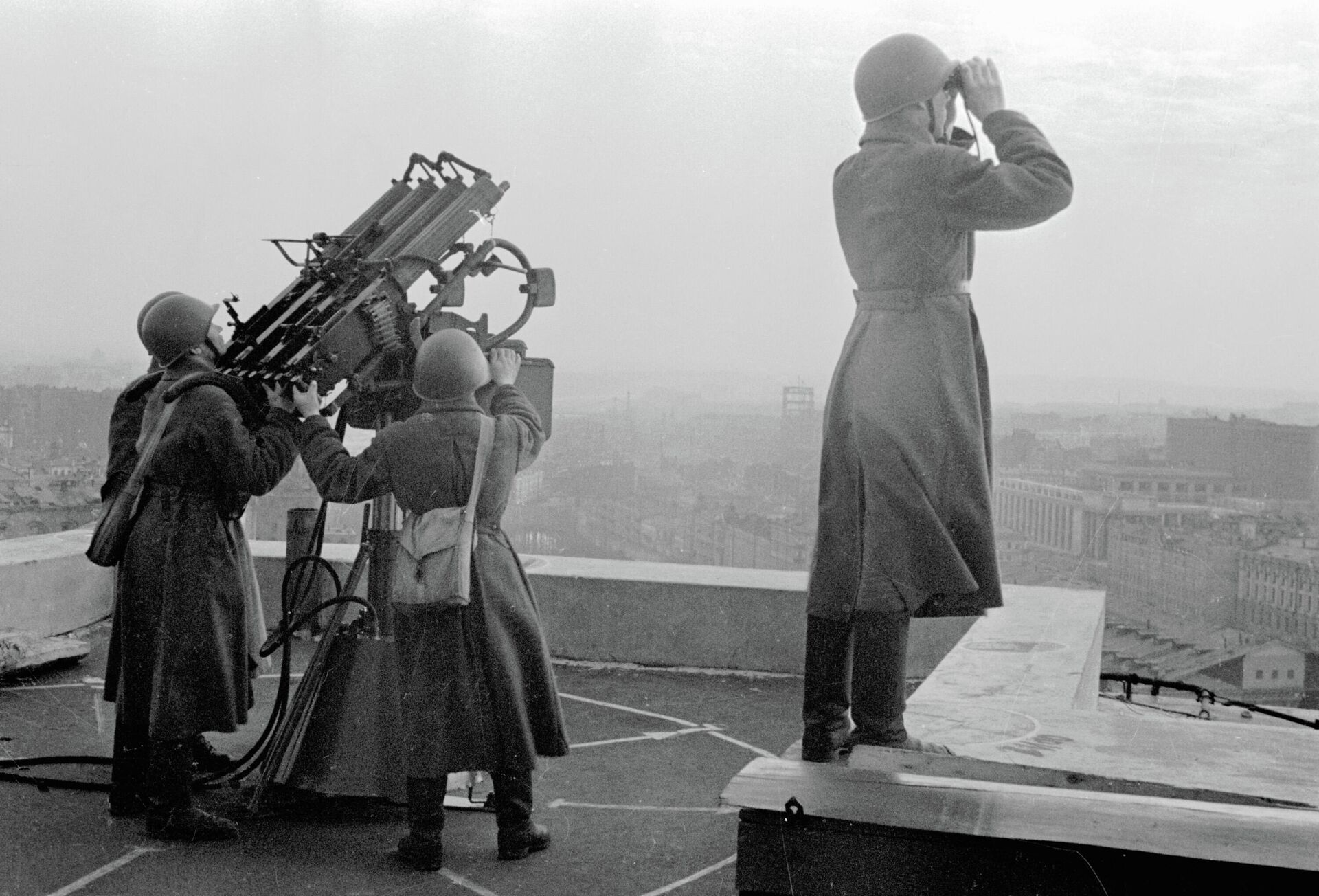 Советские зенитчики охраняют московское небо во время Великой Отечественной войны - РИА Новости, 1920, 21.07.2021