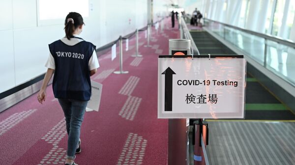 Указатель, ведущий в зону тестирования на COVID-19 в аэропорту Токио