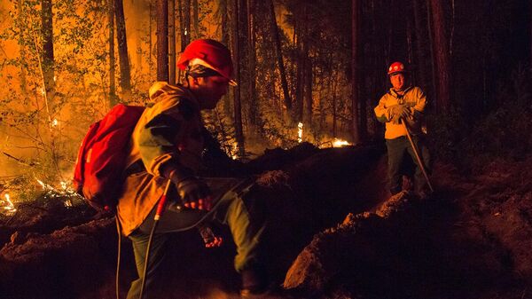 Сотрудники Авиалесоохраны во время тушения лесного пожара в Якутии