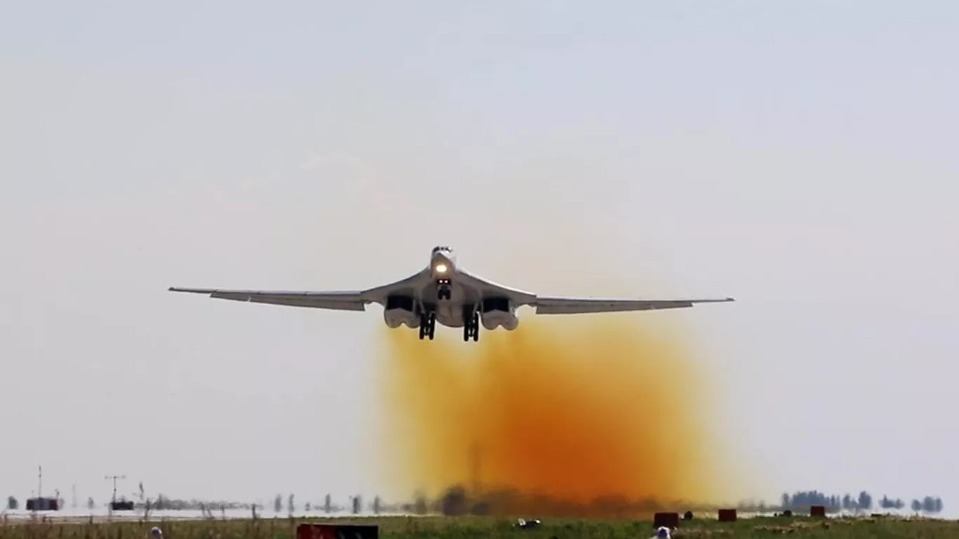 Стратегический ракетоносец Ту-160 начинает плановый полет Стратегический ракетоносец Ту-160 начинает плановый полет - РИА Новости, 1920, 19.07.2022