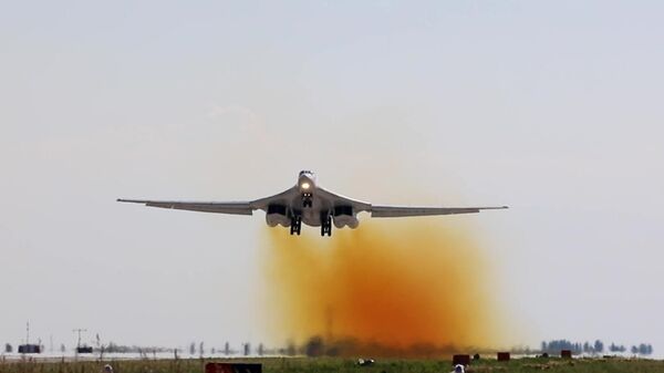 Стратегический ракетоносец Ту-160 начинает плановый полет