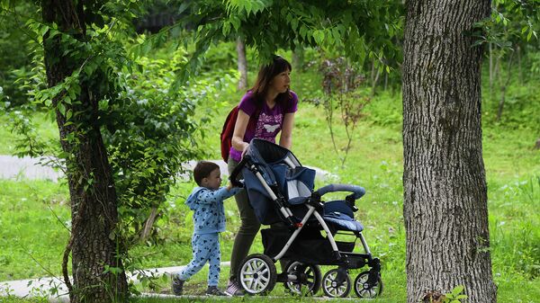 Девушка гуляет с ребенком в парке 360