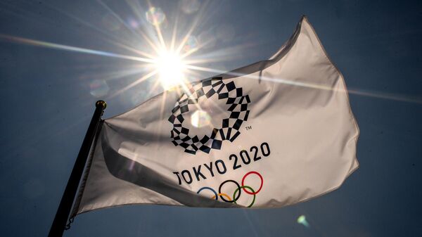 Флаг с символикой Олимпийских игр в Токио