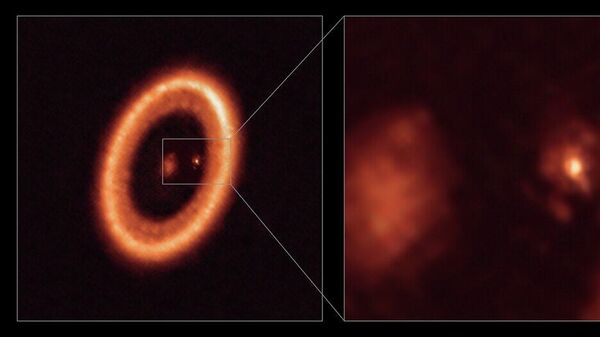 Общее изображение системы звезды PDS 70 с протопланетным диском (слева) и детальное изображение экзопланеты PDS 70c с собственным диском (справа). Снимки сделаны радиотелескопом ALMA
