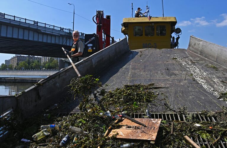 Работа ГУП Мосводосток по очистке реки 