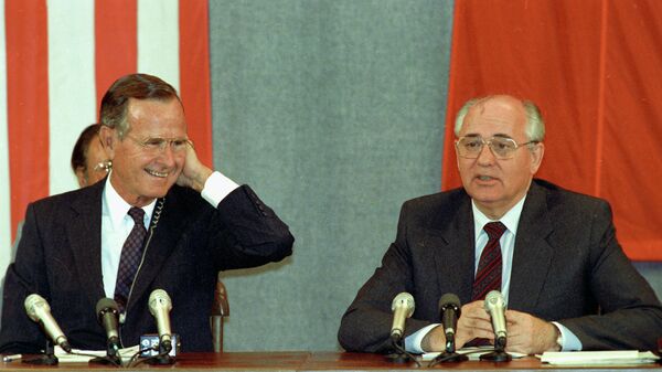 Президент США Джордж Буш и Генеральный секретарь Коммунистической партии Советского Союза Михаил Горбачев после подписания Соглашения СНВ-1 о взаимном устранении стратегическое ядерное оружие двух стран