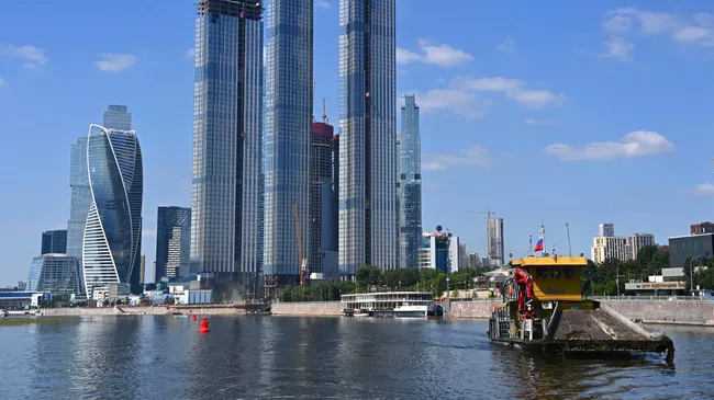 Работа ГУП Мосводосток по очистке реки 