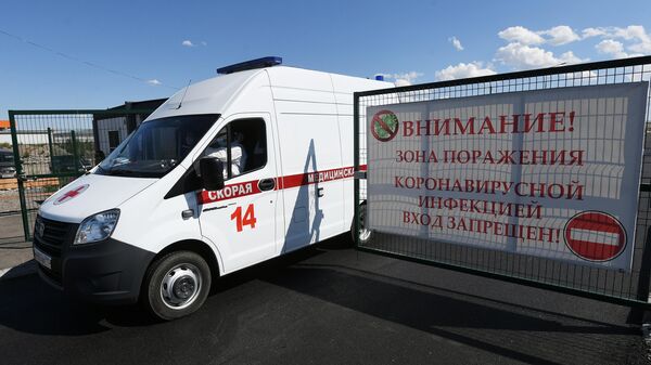 Автомобиль скорой медицинской помощи выезжает с территории многофункционального военного ковид-госпиталя в Кызыле