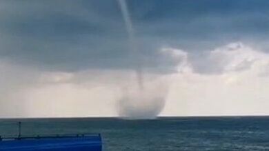 Смерч в Черном море: огромный водяной столб прошел рядом с берегом в Сочи - РИА Новости, 1920, 22.07.2021